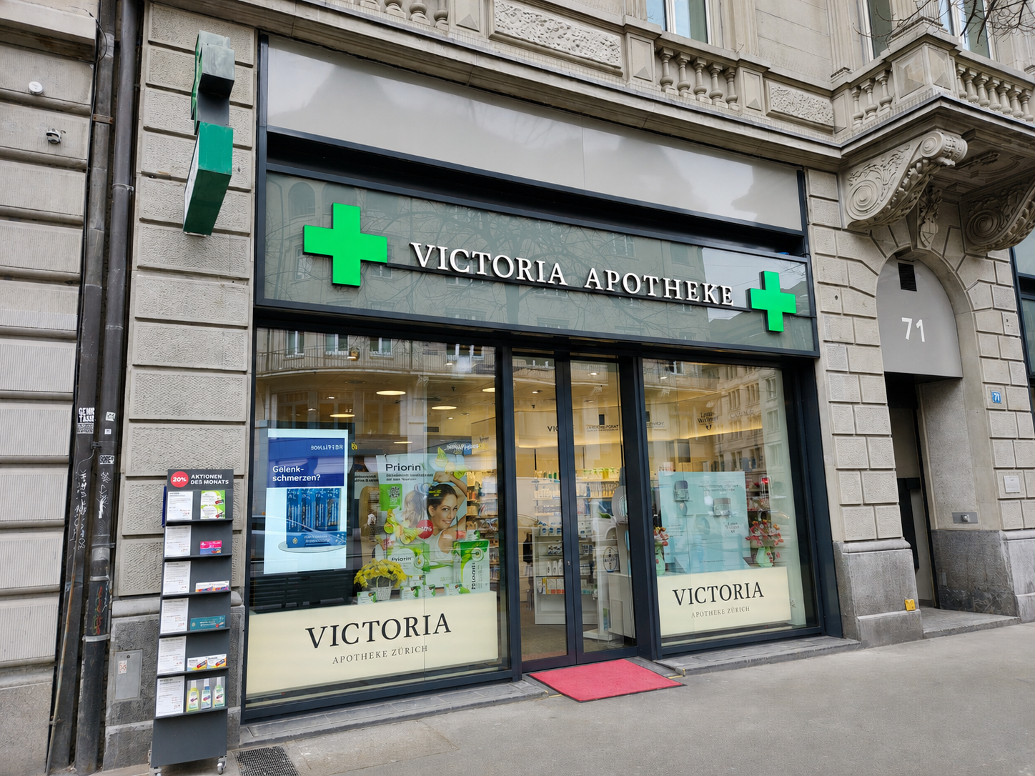Moderne Fassadenlösung für die Victoria Apotheke